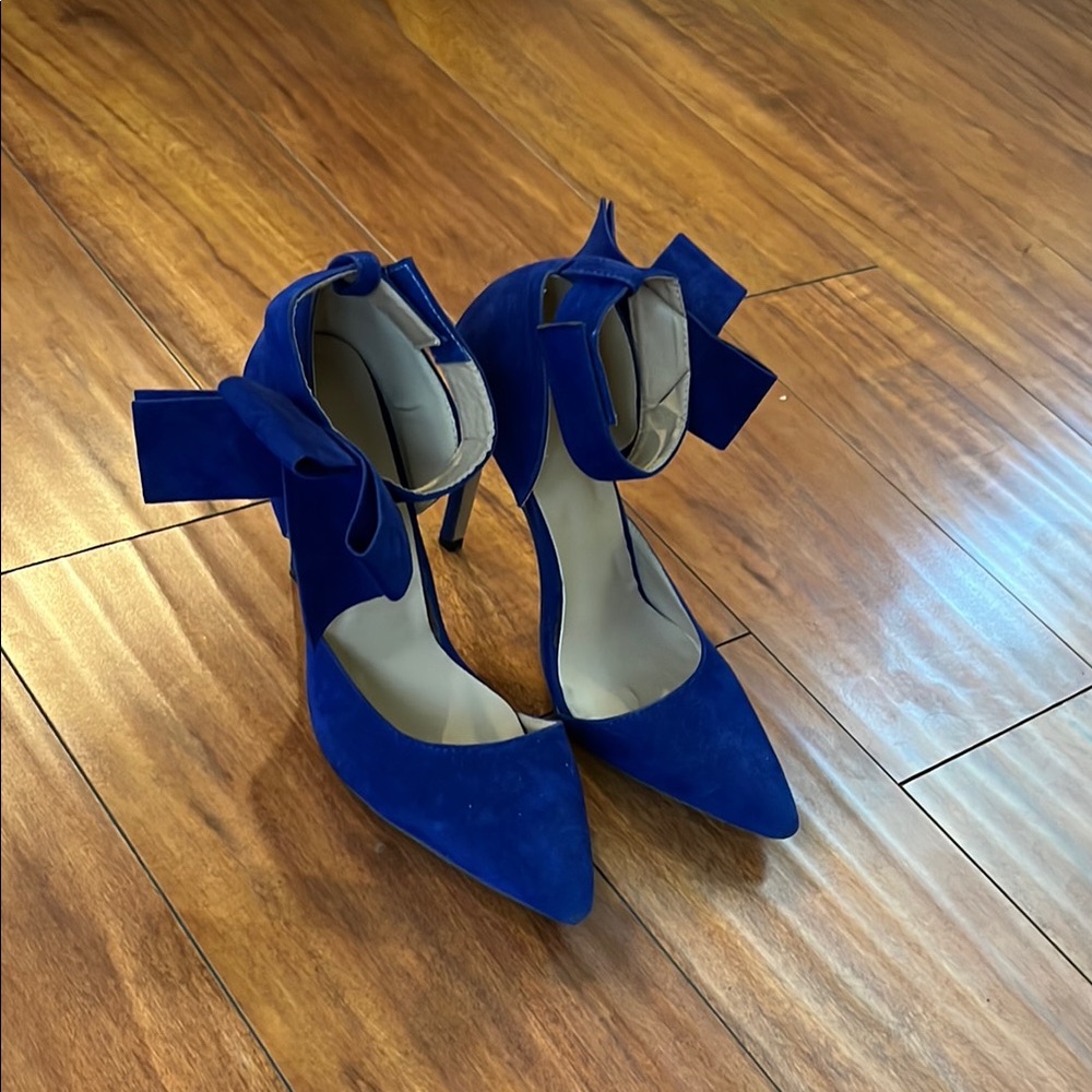 Sophisticated Blue Heels with Ankle Straps and Bow Details